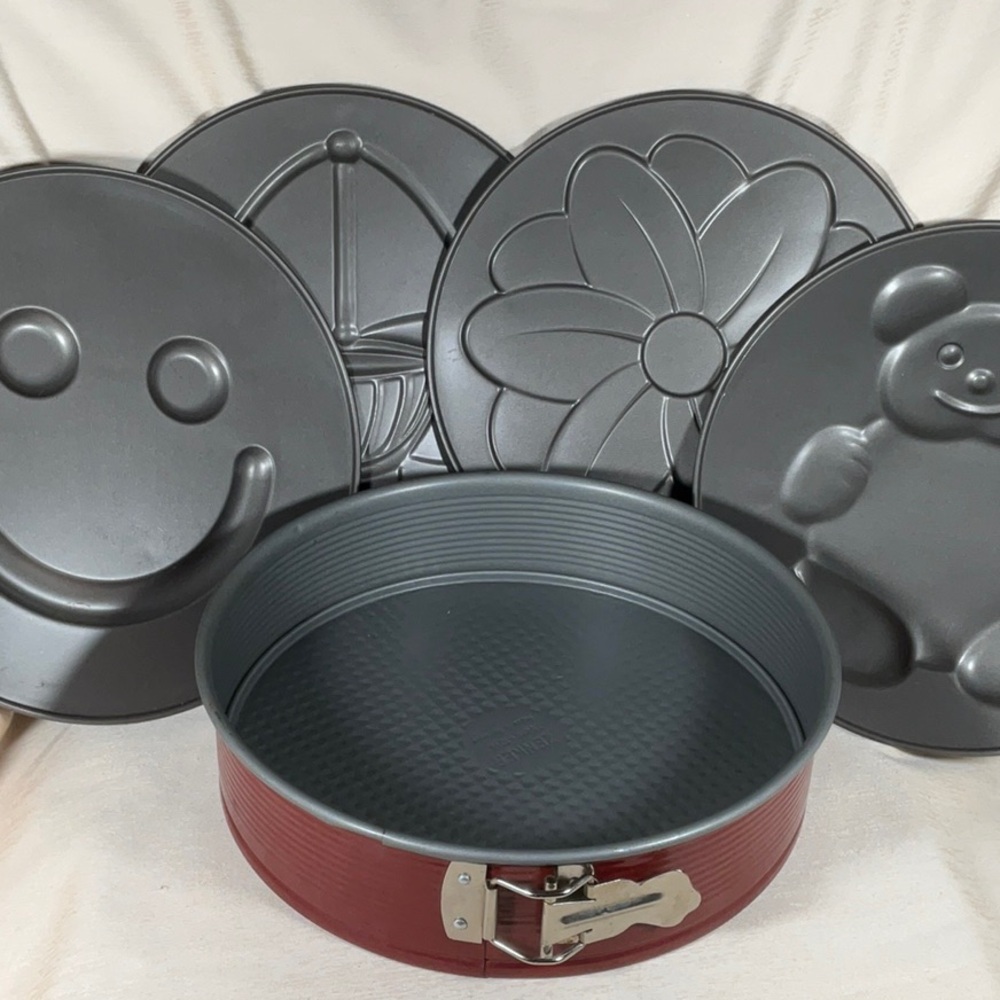 10 1/2” Spring Form Cake Pan with 5 interchangeable bottom designs